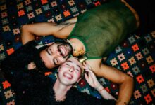 How to Be a Better Friend, According to Therapists