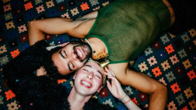 How to Be a Better Friend, According to Therapists