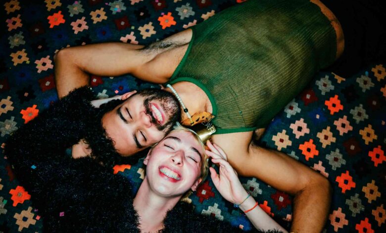 How to Be a Better Friend, According to Therapists