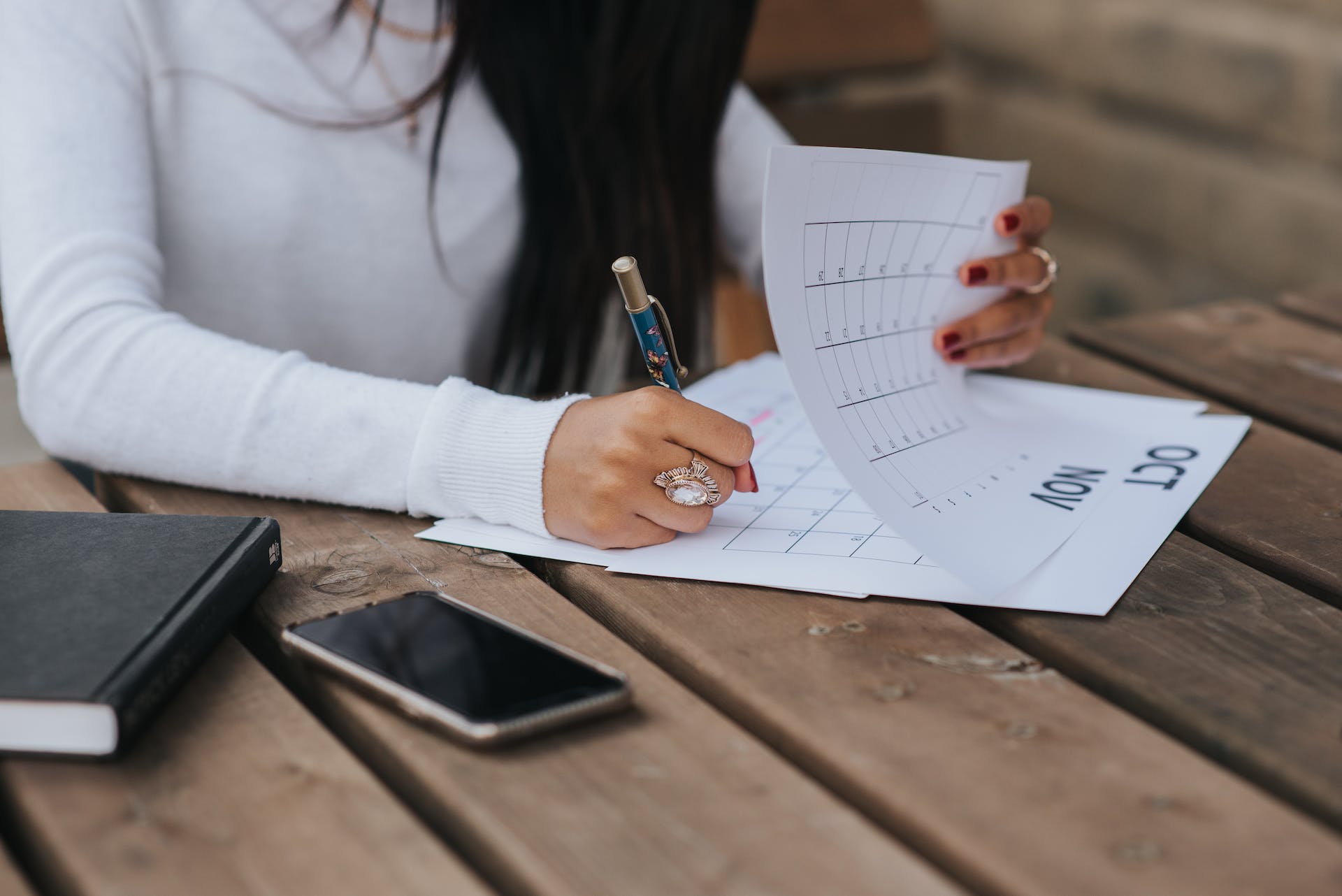 girl-writing-on-a-calendar-15-questions-to-discover-your-life-purpose